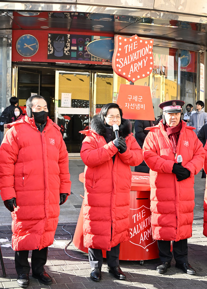 [서울=뉴시스] 21일 21일 명동역 6번 출구 앞에서 열린 '구세군·여의도순복음교회 스페셜 자선냄비' 행사에 참석한 이영훈 목사 (가운데) (사진=여의도순복음교회 제공) 2023.12.21. photo@newesis.com *재판매 및 DB 금지