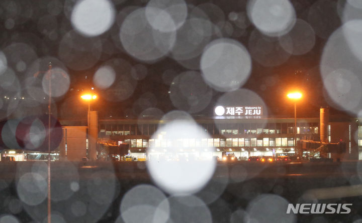 [제주=뉴시스] 우장호 기자 = 올겨울 최강 한파가 몰아치는 21일 오전 제주국제공항 상공에 강한 눈발이 날리고 있다. 기상청은 오는 22일까지 제주 한라산 등 고지대에 최대 60㎝의 폭설이 내리고, 강한 바람이 불 것으로 내다봤다. 2023.12.21. woo1223@newsis.com