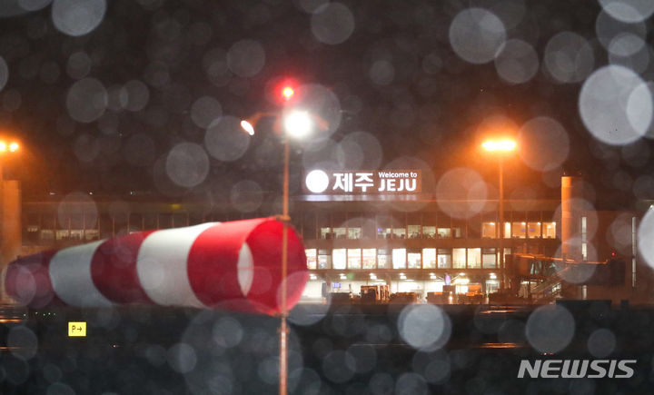 [제주=뉴시스] 우장호 기자 = 올겨울 최강 한파가 몰아치는 21일 오전 제주국제공항 상공에 강한 눈발이 날리고 있다. 기상청은 오는 22일까지 제주 한라산 등 고지대에 최대 60㎝의 폭설이 내리고, 강한 바람이 불 것으로 내다봤다. 2023.12.21. woo1223@newsis.com