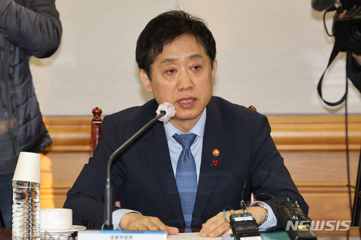 [서울=뉴시스] 권창회 기자 = 김주현 금융위원장이 21일 서울 중구 은행연합회관에서 열린 은행권 민생금융지원 간담회에서 발언하고 있다. 2023.12.21. kch0523@newsis.com