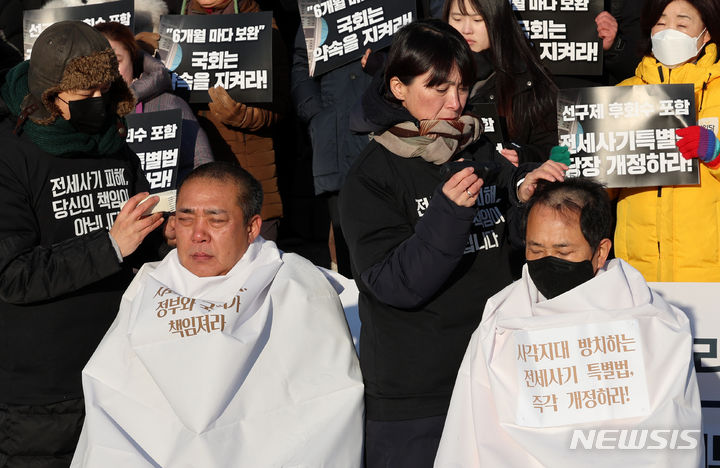 [서울=뉴시스] 이영환 기자 = 21일 오전 서울 여의도 국회 본청 앞에서 열린 전세사기 특별법 개정 촉구 기자회견에서 참석자들이 전세사기 특별법 개정을 촉구하며 삭발식을 하고 있다. 2023.12.21. 20hwan@newsis.com