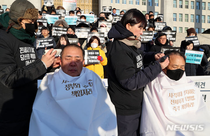 [서울=뉴시스] 이영환 기자 = 21일 오전 서울 여의도 국회 본청 앞에서 열린 전세사기 특별법 개정 촉구 기자회견에서 참석자들이 전세사기 특별법 개정을 촉구하며 삭발식을 하고 있다. 2023.12.21. 20hwan@newsis.com