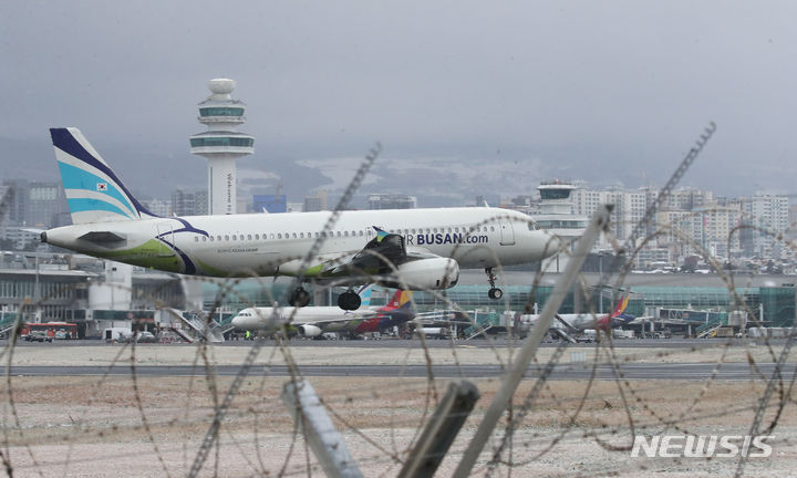 [제주=뉴시스] 우장호 기자 = 올겨울 최강 한파가 몰아치는 21일 오전 제주국제공항 활주로에 착륙을 시도하던 국내선 항공기가 기장의 판단에 따라 고어라운드(Go-Around)하고 있다. 기상청은 오는 22일까지 제주 한라산 등 고지대에 최대 60㎝의 폭설이 내리고, 강한 바람이 불 것으로 내다봤다. 2023.12.21. woo1223@newsis.com