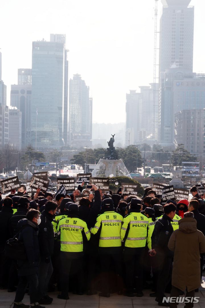 [서울=뉴시스] 조성봉 기자 = 전세사기·깡통전세 피해자 전국대책위원회 회원들이 21일 오전 서울 여의도 국회 본청 계단에서 기자회견을 마치고 윤재옥 국민의힘 당 대표 권한대행 겸 원내대표와의 면담을 요구하며 본청 진입시도를 하자 경찰이 제지하고 있다. 2023.12.21. suncho21@newsis.com