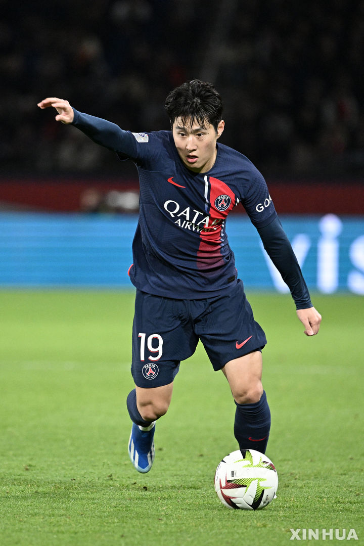 [파리=신화/뉴시스] 파리 생제르망(PSG)의 이강인이 20일(현지시각) 프랑스 파리의 파르크 데 프랭스에서 열린 2023-24 프랑스 리그앙 17라운드 FC메스와 경기 중 공을 다루고 있다. 이강인은 후반 4분 선제골에 도움(시즌 2호)을 기록했고 PSG는 3-1로 승리했다. 2023.12.21.