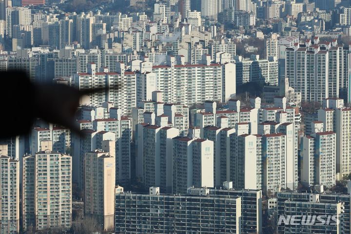 [서울=뉴시스] 권창회 기자 = 부동산 거래가 끊기면서 아파트 매물이 적체되고 있다 21일 부동산 빅데이터업체 아실에 따르면 서울 아파트 매물 건수는 지난 19일 기준 7만6795건을 기록했다. 이는 전년 동기(5만1370건) 대비 49.4% 증가한 수치다. 사진은 21일 오전 서울 여의도 63스퀘어 전망대에서 바라본 아파트단지 모습. 2023.12.21. kch0523@newsis.com