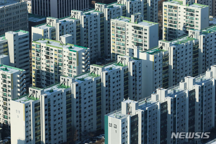 [서울=뉴시스] 권창회 기자 = 부동산 거래가 끊기면서 아파트 매물이 적체되고 있다 21일 부동산 빅데이터업체 아실에 따르면 서울 아파트 매물 건수는 지난 19일 기준 7만6795건을 기록했다. 이는 전년 동기(5만1370건) 대비 49.4% 증가한 수치다. 사진은 21일 오전 서울 여의도 63스퀘어 전망대에서 바라본 아파트단지 모습. 2023.12.21. kch0523@newsis.com