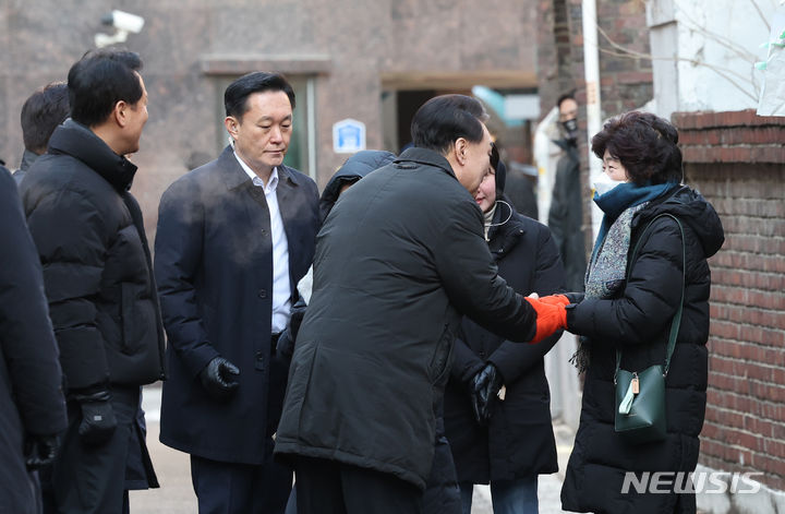 [서울=뉴시스] 조수정 기자 = 윤석열 대통령이 21일 서울 중랑구 소규모 주택정비 관리지역인 모아타운 사업지를 찾아 도심 주택공급 현장 시찰에 앞서 주민과 인사하고 있다. 2023.12.21. chocrystal@newsis.com