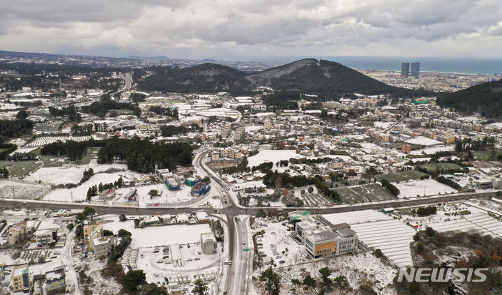 [제주=뉴시스] 우장호 기자 = 올겨울 최강 한파가 몰아치는 21일 오전 제주시 도심이 하얀 눈으로 덮혀 있다. 기상청은 오는 22일까지 제주 한라산 등 고지대에 최대 60㎝의 폭설이 내리고, 강한 바람이 불 것으로 내다봤다. 2023.12.21. woo1223@newsis.com