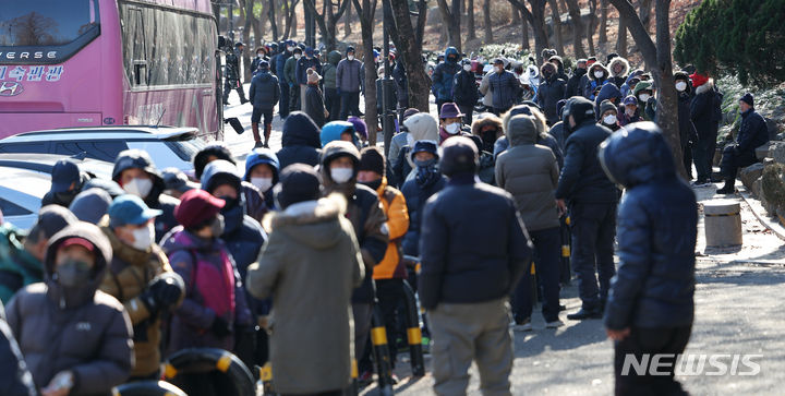 [대구=뉴시스] 이무열 기자 = 지난해 12월21일 대구 달서구 두류공원에 마련된 '사랑해 밥차' 무료 급식소를 찾은 어르신들이 점심 배식을 받기 위해 줄을 서고 있는 모습. 2023.12.21. lmy@newsis.com