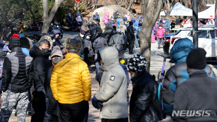 [대구=뉴시스] 지난 2023년 12월 21일 대구 달서구 두류공원에 마련된 '사랑해 밥차' 무료 급식소를 찾은 어르신들 2023.12.21. photo@newsis.com