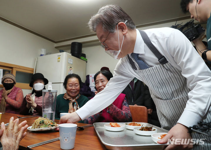 [서울=뉴시스] 국회사진기자단 = 이재명 더불어민주당 대표가 21일 오전 서울 영등포구 구립 큰숲 경로당에서 어르신들에게 배식 봉사를 하고 있다. 이 대표는 식사를 마친 후 주5일 점심 제공 정책 간담회에 참석했다. 2023.12.21. photo@newsis.com