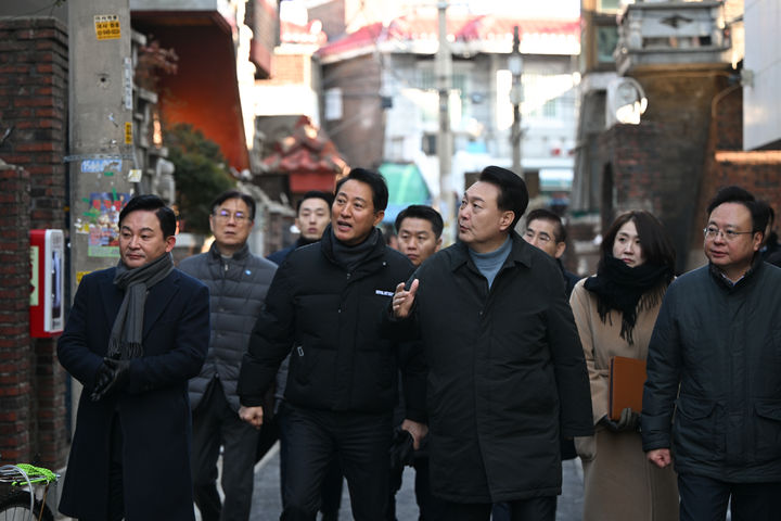 [서울=뉴시스] 윤석열 대통령이 원희룡 국토교통부 장관, 오세훈 서울시장, 조규홍 보건복지부 장관과 함께 21일 서울 중랑구 소규모 주택정비 관리지역인 모아타운 사업지를 찾아 도심 주택공급 현장을 시찰하고 있다. (사진=대통령실 제공) 2023.12.21. photo@newsis.com *재판매 및 DB 금지