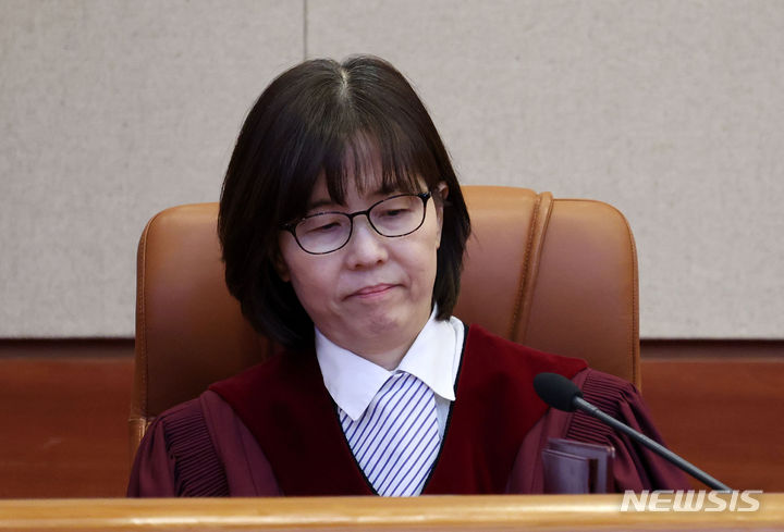 [서울=뉴시스] 홍효식 기자 = 이미선 헌법재판관이 지난해 12월21일 오후 서울 종로구 헌법재판소에서 성폭력범죄 처벌 등에 관한 위헌제청 및 권한쟁의, 헌법소원 등 12월 심판사건 선고를 위해 대심판정으로 입장해 자리에 착석해 있다. 2023.12.21. yesphoto@newsis.com
