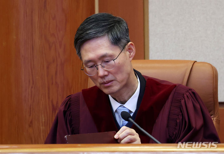 [서울=뉴시스] 홍효식 기자 = 문형배 헌법재판관이 21일 오후 서울 종로구 헌법재판소에서 성폭력범죄 처벌 등에 관한 위헌제청 및 권한쟁의, 헌법소원 등 12월 심판사건 선고를 위해 대심판정으로 입장해 자리에 착석해 있다. 2023.12.21. yesphoto@newsis.com