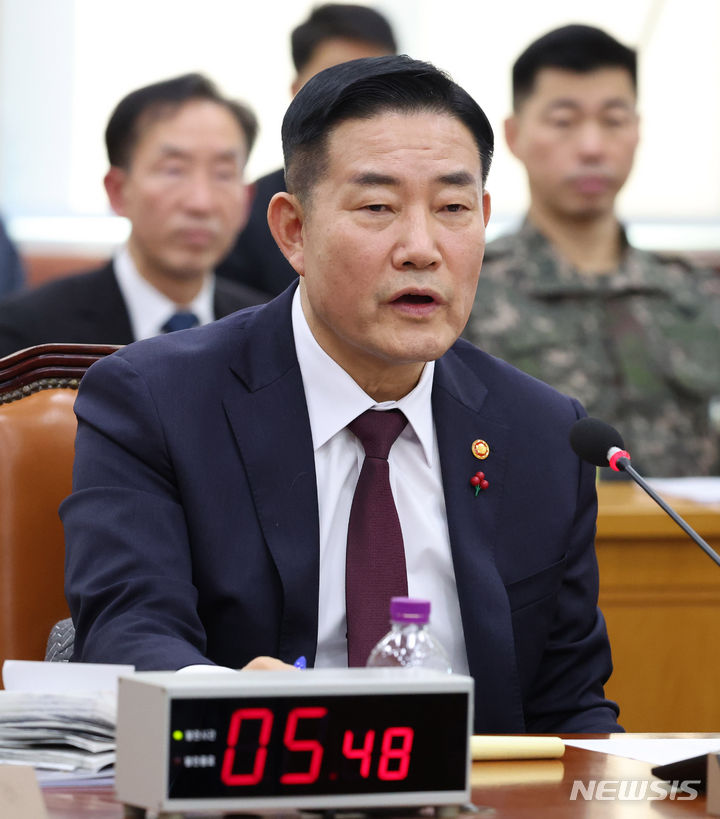 [서울=뉴시스] 추상철 기자 = 신원식 국방부 장관이 21일 오후 서울 여의도 국회에서 열린 국방위원회 전체회의에서 의원의 질의에 답변하고 있다. 2023.12.21. scchoo@newsis.com