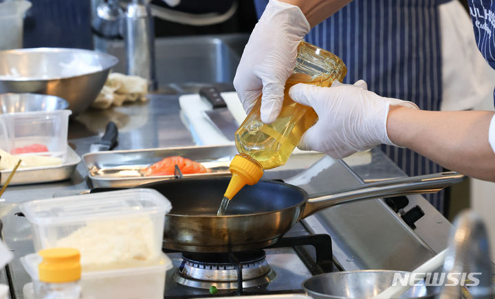 [서울=뉴시스] 최진석 기자 = 농촌진흥청과 축산물품질평가원은 국산 꿀에 대한 소비자 혼동을 줄이기 위해 '국산 아까시꿀 바로 알리기' 캠페인을 본격 추진한다고 29일 밝혔다. 사진은 2023년 12월 21일 서울 강서구 서울호서직업전문학교에서 열린 '제3회 양봉요리 경연대회'에서 참가자가 아까시꿀을 사용해 요리를 만들고 있는 모습. 2023.12.21. myjs@newsis.com