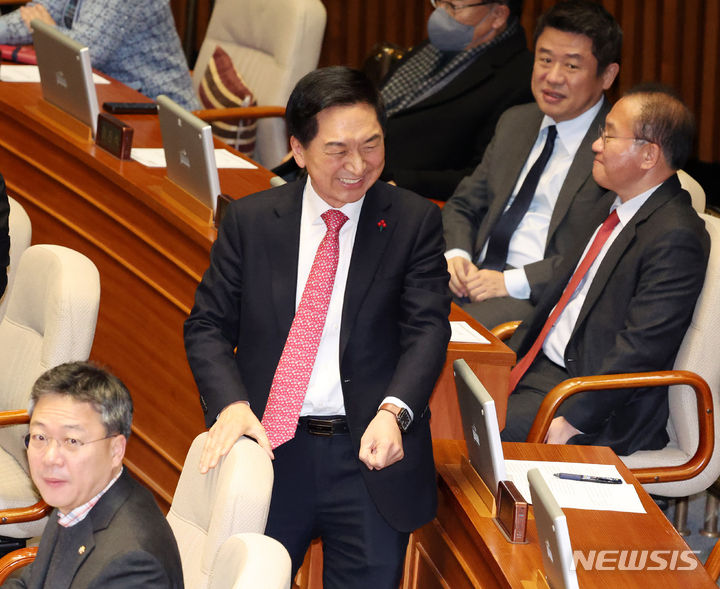 본회의에 참석하는 김기현 전 당대표.  [서울=뉴시스] 추상철 기자 = 김기현 국민의힘 전 당 대표가 21일 오후 서울 여의도 국회에서 열린 제411회국회(임시회) 제2차 본회의에 참석하고 있다. 2023.12.21. scchoo@newsis.com