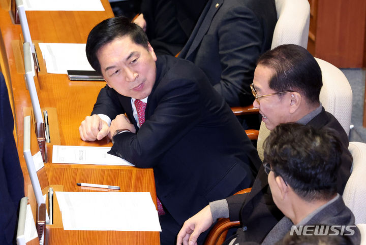 [서울=뉴시스] 추상철 기자 = 김기현 국민의힘 전 당 대표가 21일 오후 서울 여의도 국회에서 열린 제411회국회(임시회) 제2차 본회의에서 의원들과 대화하고 있다. 2023.12.21. scchoo@newsis.com