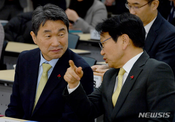 [광주=뉴시스] 류형근 기자 = 이주호 부총리 겸 교육부장관이 강기정 광주시장과 이야기를 하고 있다. 2023.12.21. hgryu77@newsis.com