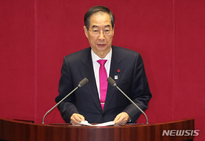 [서울=뉴시스] 추상철 기자 = 한덕수 국무총리가 지난 21일 오후 서울 여의도 국회에서 열린 제411회국회(임시회) 제2차 본회의에서 2024년도 예산안이 통과된 후 정부측 인사를 하고 있다. 2023.12.21. scchoo@newsis.com