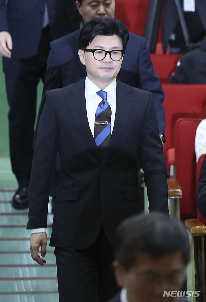 [과천=뉴시스] 조성우 기자 = 국민의힘의 비상대책위원장직 제안을 받아들인 한동훈 법무부 장관이 21일 경기도 과천시 정부과천청사 법무부에서 열린 이임식에 참석하고 있다. 2023.12.21. xconfind@newsis.com