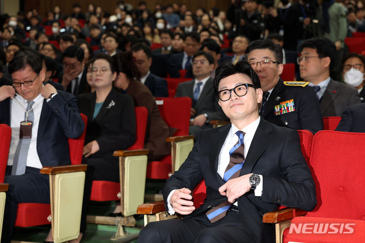 [과천=뉴시스] 조성우 기자 = 국민의힘의 비상대책위원장직 제안을 받아들인 한동훈 법무부 장관이 21일 경기도 과천시 정부과천청사 법무부에서 열린 이임식에 참석하고 있다. 2023.12.21. xconfind@newsis.com