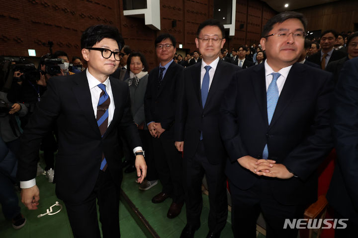 [과천=뉴시스] 조성우 기자 = 국민의힘의 비상대책위원장직 제안을 받아들인 한동훈 법무부 장관이 21일 경기도 과천시 정부과천청사 법무부에서 열린 이임식을 마친 뒤 행사장을 나서고 있다. 2023.12.21. xconfind@newsis.com