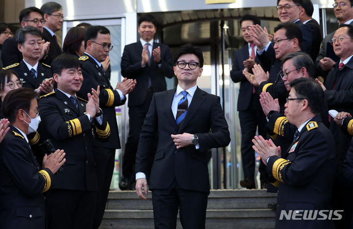 [과천=뉴시스] 조성우 기자 = 국민의힘의 비상대책위원장직 제안을 받아들인 한동훈 법무부 장관이 21일 경기도 과천시 정부과천청사 법무부에서 열린 이임식을 마친 뒤 직원들의 박수를 받고 있다. 2023.12.21. xconfind@newsis.com