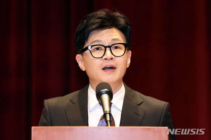 [과천=뉴시스] 조성우 기자 = 국민의힘의 비상대책위원장직 제안을 받아들인 한동훈 법무부 장관이 21일 경기도 과천시 정부과천청사 법무부에서 열린 이임식에서 이임사를 하고 있다. 2023.12.21. xconfind@newsis.com