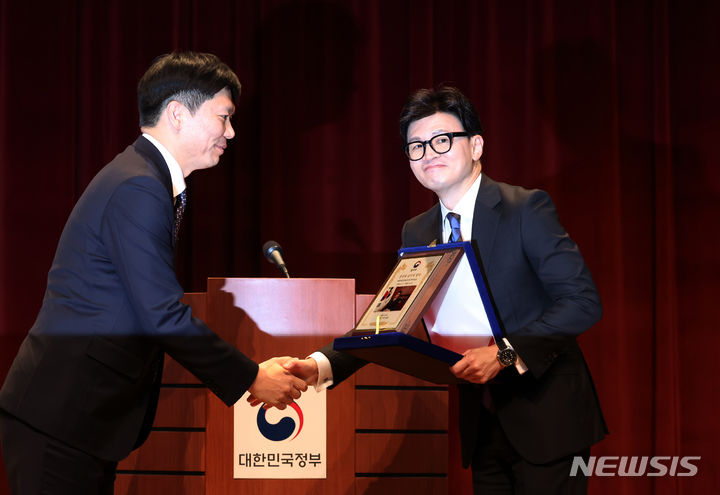 [과천=뉴시스] 조성우 기자 = 국민의힘의 비상대책위원장직 제안을 받아들인 한동훈 법무부 장관이 21일 경기도 과천시 정부과천청사 법무부에서 열린 이임식에서 재임기념패를 받고 있다. 2023.12.21. xconfind@newsis.com