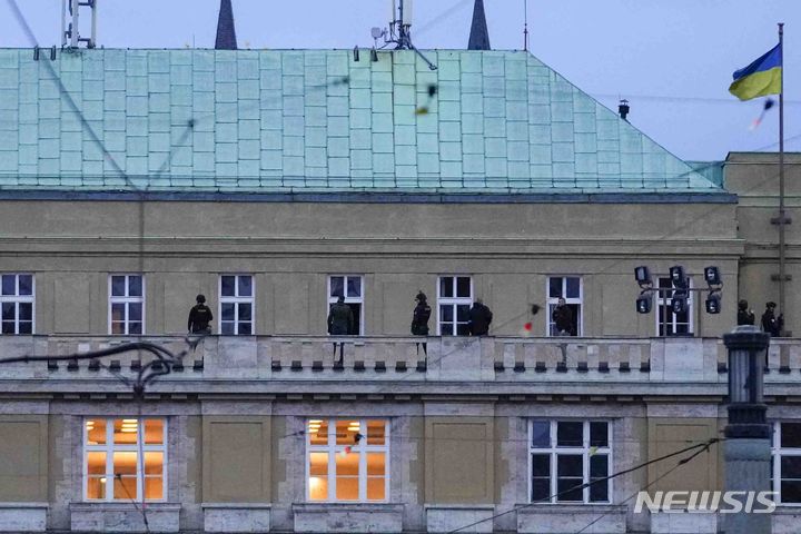 [프라하=AP/뉴시스] 21일(현지시각) 체코 프라하의 카렐 대학교에서 총격이 발생해 경찰관들이 철학과 건물 난간에서 조사하고 있다. 체코 경찰은 이 학교에서 발생한 대규모 총격으로 최소 15명이 숨지고 24명이 다쳤다고 밝혔다. 총격범은 24세의 데이비드 코자르라는 이 학교 학생으로 경찰과 대치 중 지붕에서 떨어져 숨진 것으로 알려졌다. 2023.12.22.