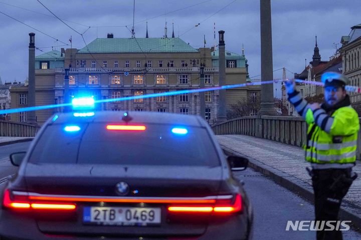 [프라하=AP/뉴시스] 21일(현지시각) 체코 프라하의 카렐 대학교에서 총격이 발생해 경찰이 주변 교통을 통제하고 있다. 경찰은 이 학교에서 발생한 대규모 총격으로 최소 15명이 숨지고 24명이 다쳤다고 밝혔다. 총격범은 24세의 데이비드 코자르라는 이 학교 학생으로 경찰과 대치 중 지붕에서 떨어져 숨진 것으로 알려졌다. 2023.12.22.
