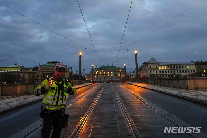 [프라하=AP/뉴시스] 21일(현지시간) 체코 프라하 카렐대학교 철학과 건물 인근에서 경찰이 통제하고 있다. 체코 경찰에 따르면 이 학교에서 대규모 총격이 발생해 15명이 숨지고 24명이 다쳤다. 2023.12.22.