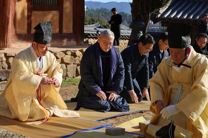 [밀양=뉴시스] 유인촌 문화체육관광부 장관이 21일 로컬100 현장을 방문하는 ‘로컬로’ 캠페인의 첫 방문지로 경남 밀양시를 찾아 영남루를 둘러보고 있다.(사진=문화체육관광부 제공) 2023.12.21. photo@newsis.com  *재판매 및 DB 금지