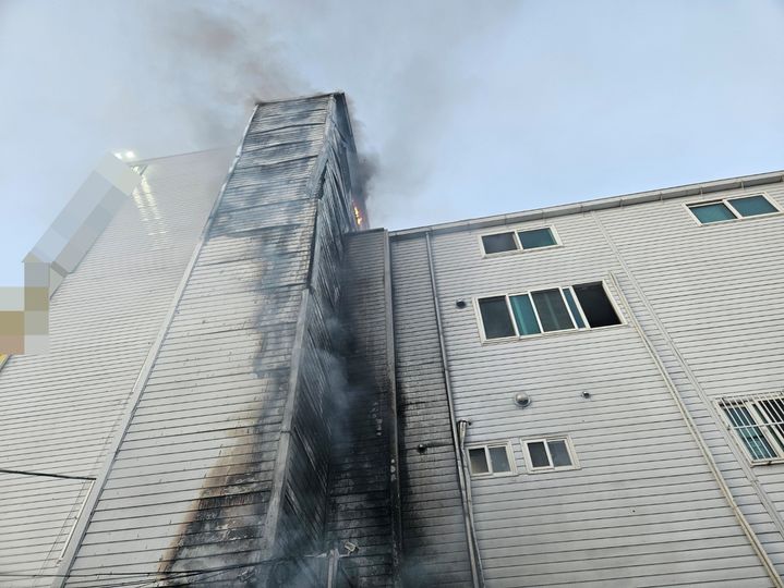 [부산=뉴시스] 21일 오후 부산 연제구의 4층짜리 상가건물 1층 외벽에 위치한 재활용분리수거장에서 불이 났다. (사진=부산소방재난본부 제공) *재판매 및 DB 금지