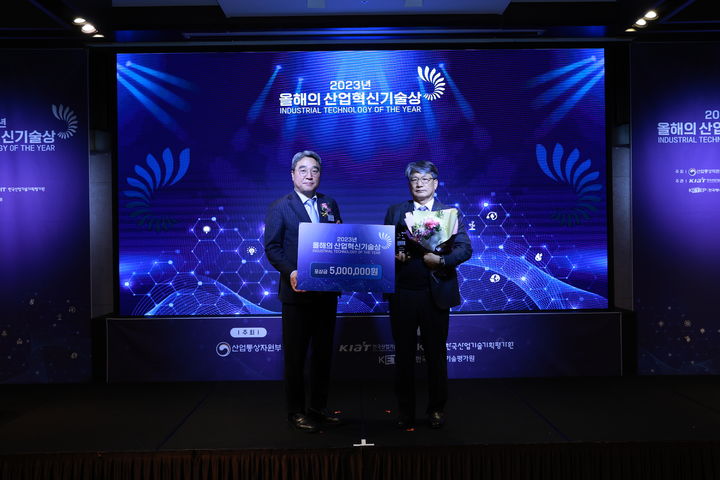 (왼)서용원 한국산업기술기획평가원 부원장, 우종인 비에이치아이 대표이사 (사진=비에이치아이 제공) *재판매 및 DB 금지