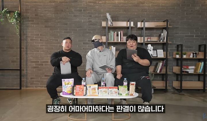 [서울=뉴시스] 유튜버 김계란과 공혁준, 보디빌더 장성엽이 피지컬갤러리 채널에서 이야기를 나누고 있다. = '피지컬갤러리' 유튜브 캡처)2023.12.22 *재판매 및 DB 금지