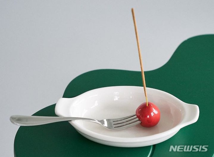 [서울=뉴시스] 헤로키가 판매하는 대표 오브제 '꼴찌토마토' 이미지다. = '헤로키' 인스타그램 캡처)2023.12.22