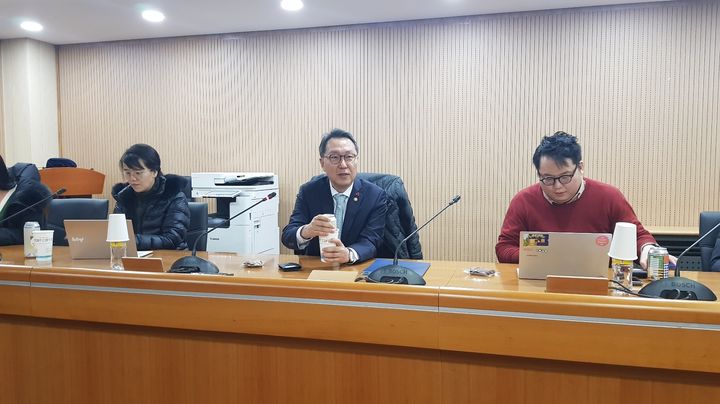 [서울=뉴시스] 구무서 기자 = 박민수 보건복지부 제2차관이 22일 오전 서울 영등포구 소재 국민건강보험공단 영등포남부지사에서 출입기자단 간담회를 열고 발언하고 있다.&nbsp; 2023.12.22. photo@newsis.com *재판매 및 DB 금지