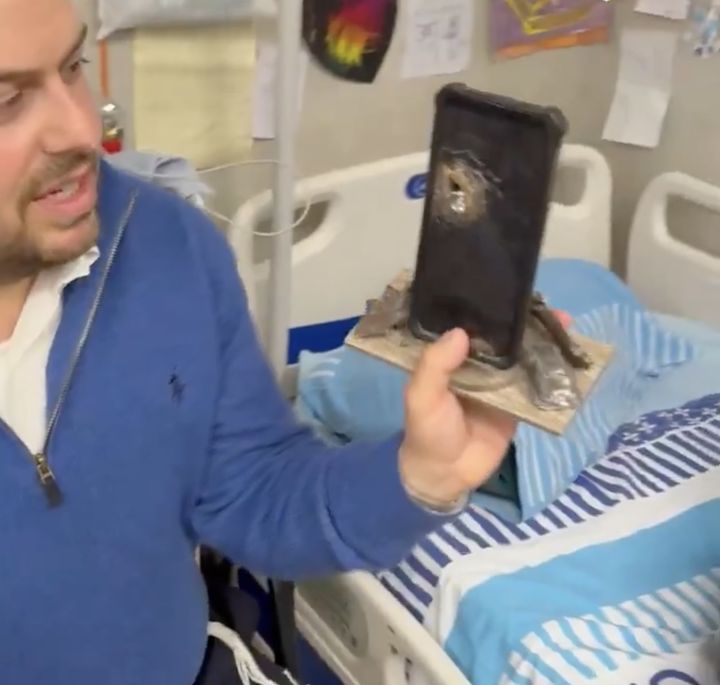 [서울=뉴시스] 총에 맞은 한 이스라엘 군인이 소지하고 있던 아이폰 덕분에 목숨을 구한 사실이 화제가 되고 있다고 정보기술(IT) 전문 매체 폰아레나가 20일(현지시간) 전했다. 사진은 총알을 막은 아이폰의 모습. 전면은 산산조각 났지만 후면까지 관통하지는 못했다. (사진=X) 2023.12.22. *재판매 및 DB 금지