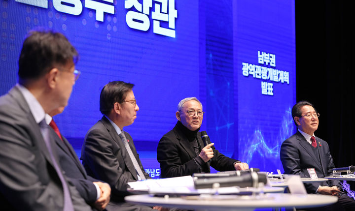 [통영=뉴시스] 유인촌 문화체육관광부 장관이 22일 경남 통영국제음악당에서 '남부권 광역관광개발계획'에 대해 발언하고 있다.(사진=문화체육관광부 제공) 2023.12.22. photo@newsis.com *재판매 및 DB 금지