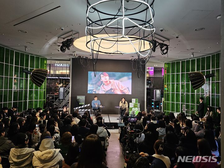 [서울=뉴시스] SK브로드밴드가 매월 한 번 여는 '필모톡' 12월 게스트로 배우 정우성이 참석했다. (사진=SK브로드밴드 제공)