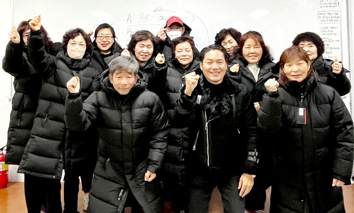 대구한의대 김성삼 교수, 환경미화원 전원에 겨울 패딩복 선물 *재판매 및 DB 금지