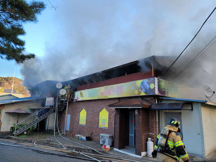 [창녕=뉴시스] 안지율 기자 = 22일 오전 8시37분께 경남 창녕군 대합면의 한 복합건축물에서 원인불명의 불이나 60대 여성 1명이 숨지는 사고 발생했다. (사진=경남소방본부 제공) 2023.12.22. photo@newsis.com  *재판매 및 DB 금지