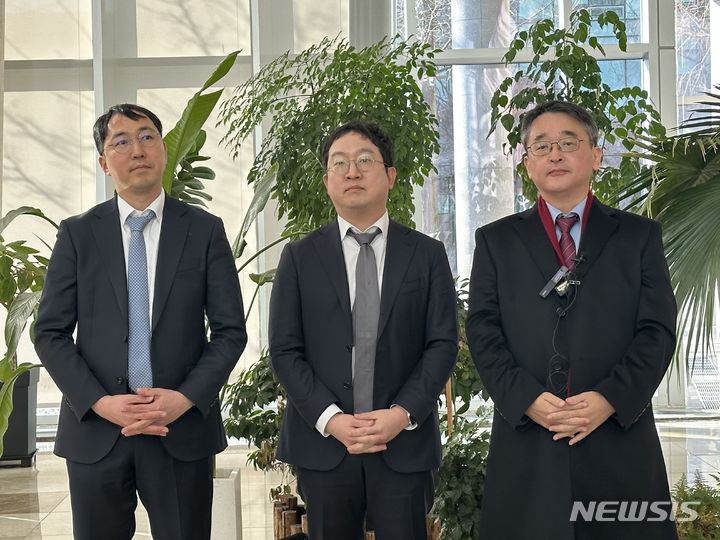 [대전=뉴시스] 김도현 기자 = 22일 오후 대전 유성구 TJB 건물 1층 로비에서 여신도 성폭행 및 추행 혐의로 JMS 기독교복음선교회 정명석(78)이 징역 23년을 선고받자 반 JMS 단체 '엑소더스' 전 대표인 김도형(오른쪽) 단국대 교수가 기자회견을 하고 있다. 2023.12.22. photo@newsis.com