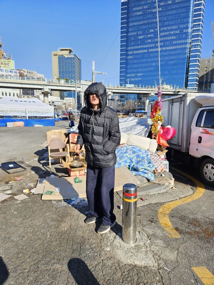 [서울=뉴시스] 오정우 기자 = 22일 오후 1시께 한 노숙인이 서울역 앞에 추위에 떨고 있다. 2023.12.22. penlyn173@newsis.com *재판매 및 DB 금지