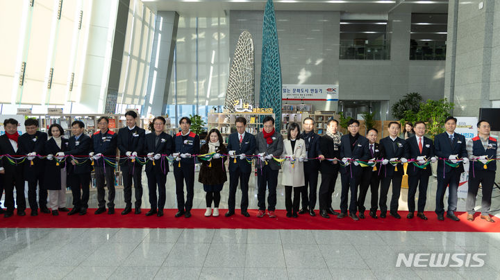 [서울=뉴시스]한국도로공사 경북 김천 혁신도시 본사의 ‘길벗 열린도서관’ 지역주민 개방 행사.(사진=도로공사 제공)