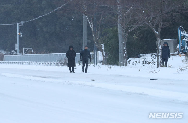 [제주=뉴시스] 우장호 기자 = 전국에 동장군이 기승을 부리는 22일 오전 제주시 오라2동에서 직장인들이 걸어서 출근하고 있다. 2023.12.22. woo1223@newsis.com