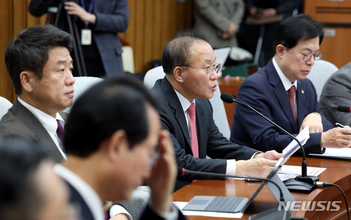 [서울=뉴시스] 조성봉 기자 = 윤재옥 국민의힘 당 대표 권한대행 겸 원내대표가 22일 오전 서울 여의도 국회에서 열린 원내대책회의에서 발언을 하고 있다. 2023.12.22. suncho21@newsis.com